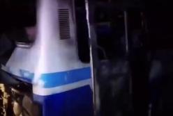 Служебный автобус загорелся во время движения в Кривом Роге, пострадали два человека (видео)