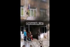 «Мама, мы в школе горим»: Как в России дети застряли в горящей школе (видео)