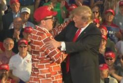 "Приведите его сюда!": Человек-стена порадовал Трампа (видео)