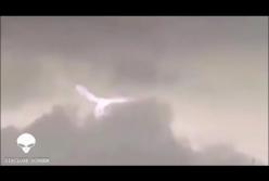 Людей восхитил странный феномен, похожий на ангела, летящего в небе (видео)