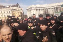 На "Марше женщин" в Киеве произошли стычки с националистами (видео)
