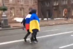 В центре Киева устроили провокацию с российским и украинским флагом (видео)