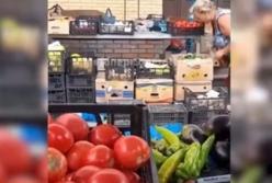 В Запорожье продавщица "освежала" овощи водой изо рта (видео)