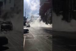 Фонтан кипятка бьет из-под асфальта в центре Киева (видео)