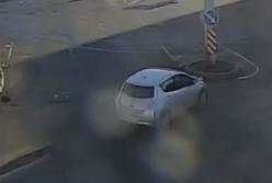 В Виннице женщина на электромобиле въехала в одинокий столб на дороге (видео)