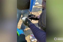 В Киеве задержали военного за продажу оружия (видео)