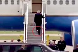К ноге Трампа прилипла туалетная бумага: соцсети смеются (видео)
