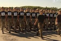 Особенный День Независимости в этом году: женщины чеканят шаг (видео)