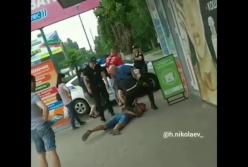 В Николаеве неадекватного пассажира маршрутки «успокаивала» полиция (видео)