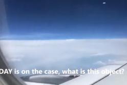 Пассажир самолета снял на видео НЛО, который летел рядом (видео)