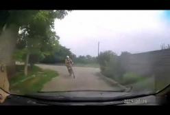 В Запорожье пенсионерка на велосипеде врезалась в автомобиль (видео)