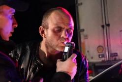 ​В Киеве пьяный мужчина на фуре с алкоголем снес отбойник и врезался в столб ​(видео)