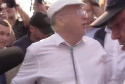 Жириновский в ярости кидался на людей и бросал в них ботинки (видео)