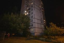 В Киеве женщина выпрыгнула из окна многоэтажки, захватив с собой собаку (видео)