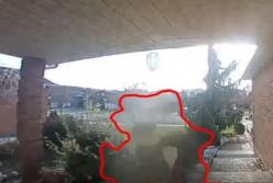 На видео попало привидение, звонившее в дверь (видео)