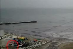 В Аркадии на пляже забило сразу 4 грязевых фонтана (видео)