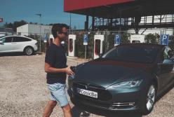 Защиту Tesla хакеры взломали за несколько секунд и получили от Маска премию (видео)
