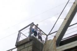 Ужасная трагедия ради селфи? Подросток сорвался с верхушки моста (видео)