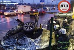 В Киеве возле АЗС автомобиль перевернулся на крышу (видео)