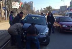 В Киеве жестко проучили наглого "героя парковки" (видео)