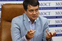 Разумков пригрозил выключать микрофон нардепам, которые выступают не на украинском языке (видео)