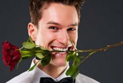 Брутальный мужчина поздравляет с 8 марта: прикольная видео-открытка (видео)