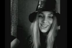 MARUV превратилась в блондинку и спела под гитару [видео]