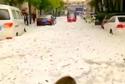 Аномальная стихия: самый крупный град за последние 30 лет выпал в Китае (видео)