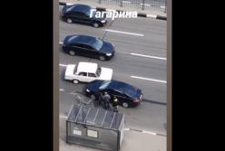 ДТП в Харькове: девушка снесла забор (видео)