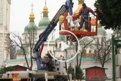 В Киеве украшают главную елку страны (видео)