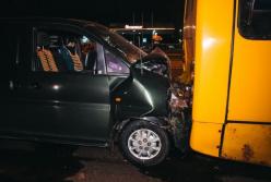 В Киеве автомобиль влетел в автобус с пассажирами и загорелся (видео)