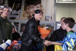 Украинцы встретили Усика в аэропорту после победы над Гассиевым  (видео)