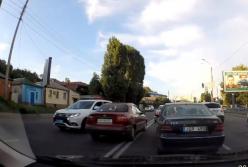 В Харькове патрульные уступили дорогу нарушителю (видео)