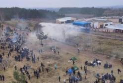Мигранты пытались прорвать польскую границу: поляки применили водометы (видео)