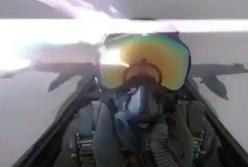 Появилось видео удара молнии по истребителю F-18 (видео)
