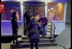 В Киеве пьяные иностранцы ранили ножом трех человек (видео)