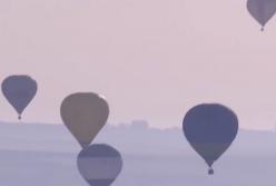 Красочный фестиваль воздушных шаров: десятки разноцветных фонариков в небе (видео)