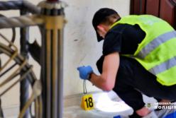 В Черновицкой области грабитель при задержании ранил двоих полицейских (видео)