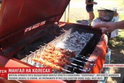 Мужчина устроил мангал прямо в автомобиле (видео)