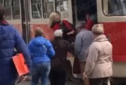 В Киеве женщину ногами вытолкали из трамвая (видео)
