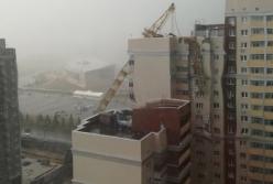 В Казани упал кран на жилой дом (видео)