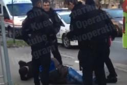 В Киеве дебоширы устроили жесткую поножовщину на глазах пассажиров троллейбуса (видео)