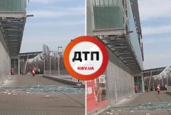 В Киеве рухнула часть фасада ТРЦ (видео)
