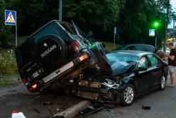 В Киеве военные на внедорожнике раздавили легковушку (видео)
