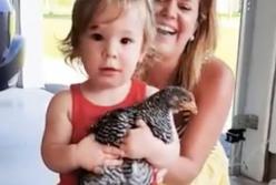 Самый смешной ребенок чуть не съел живую рыбу из тазика (видео)