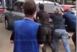 В Киеве пассажиры трамвая "гуртом" толкали авто-хама (видео)