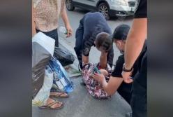 В Киеве женщина несла младенца в закрытой сумке (видео)