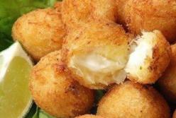 Хрустящие сырные шарики: быстрая закуска из 3-ех продуктов (видео)