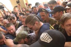 Люди во Львове выломали двери мэрии и ворвались внутрь (видео)
