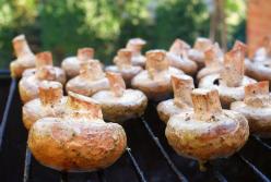 Хит для пикника: грибы на мангале в обалденном маринаде, рецепт шашлыка из шампиньонов (видео)